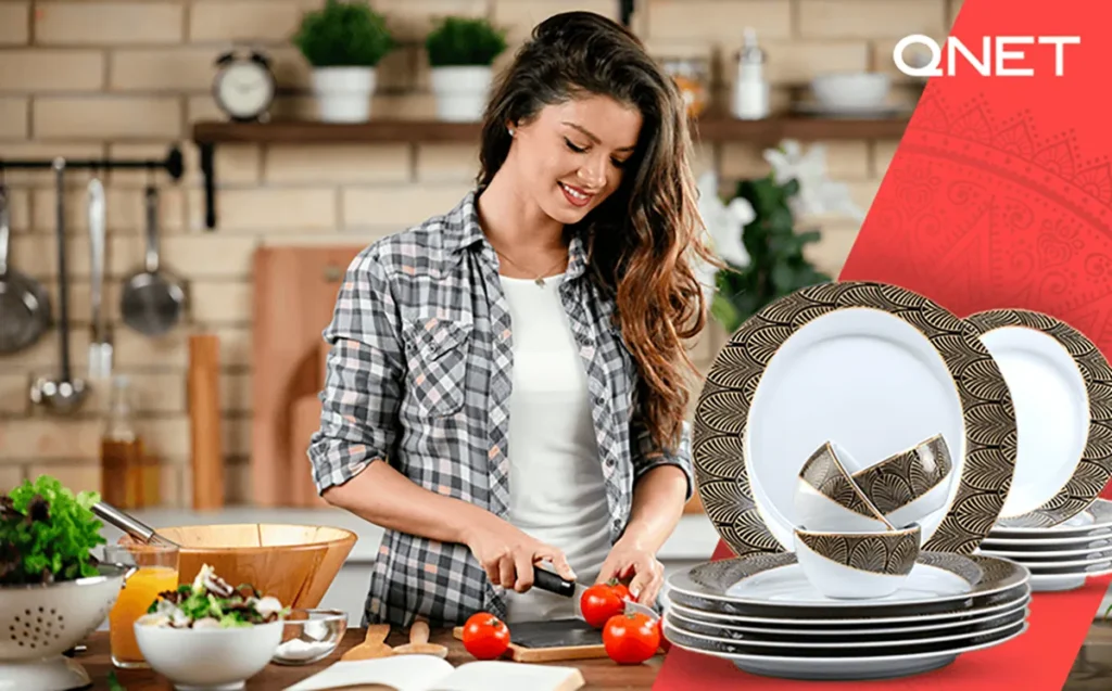 A housewife presenting the Oritsu Royal leaf dinner set